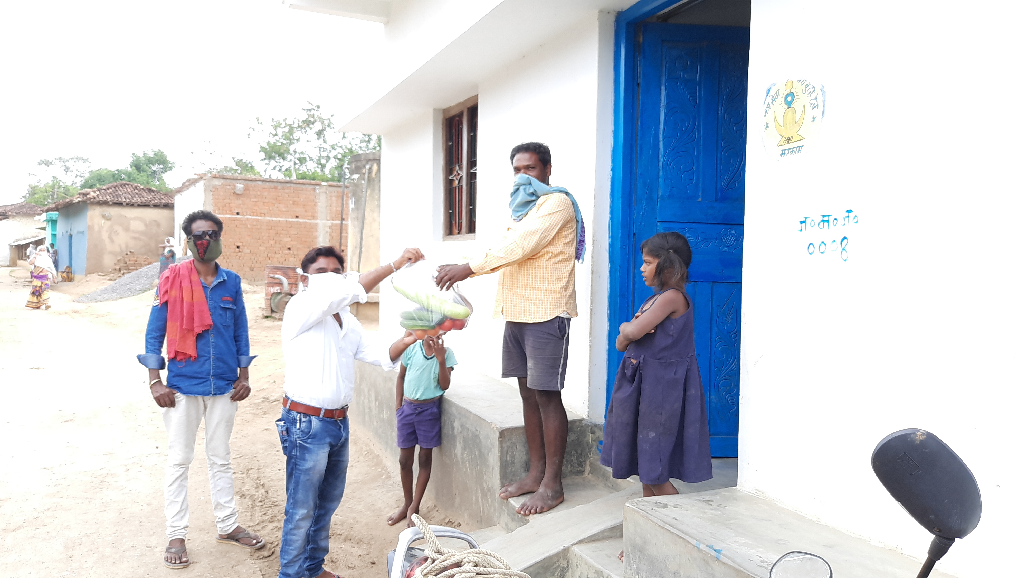 farmers of Dhamtari are distributing vegetables for free