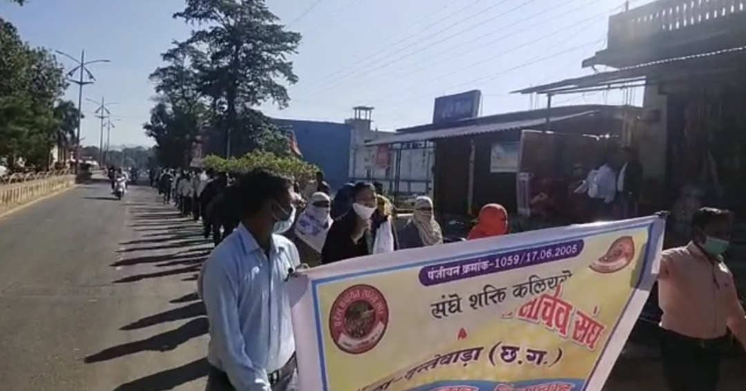 DANTEWDA chhattisgarh-panchayat-secretary-protested-agianst-state-goverment