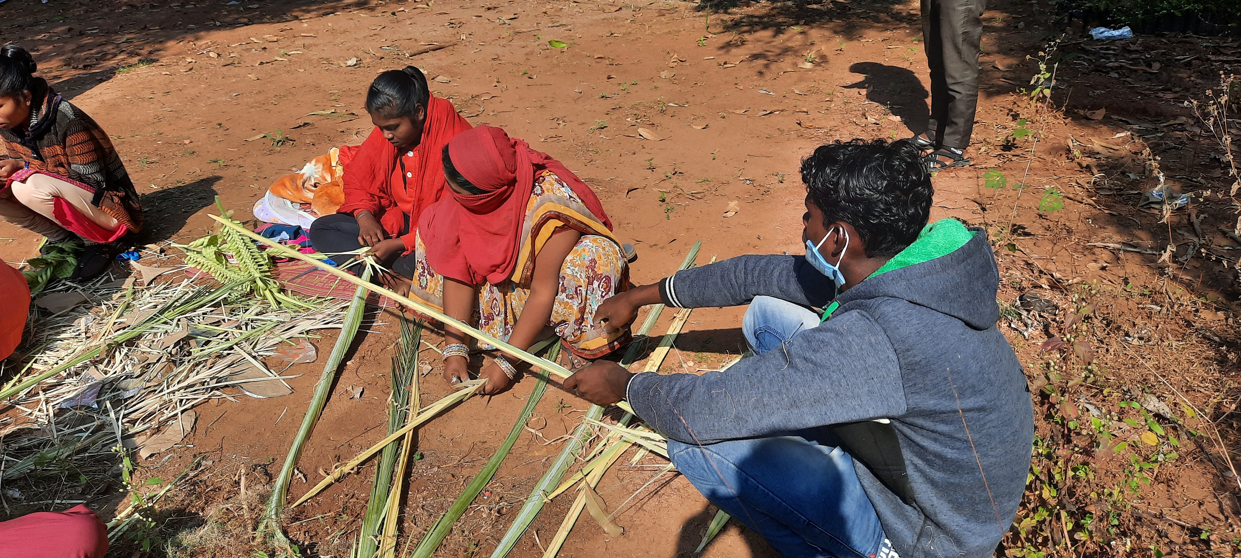 Women becoming self-sufficient by making a bouquet with the leaves of chind