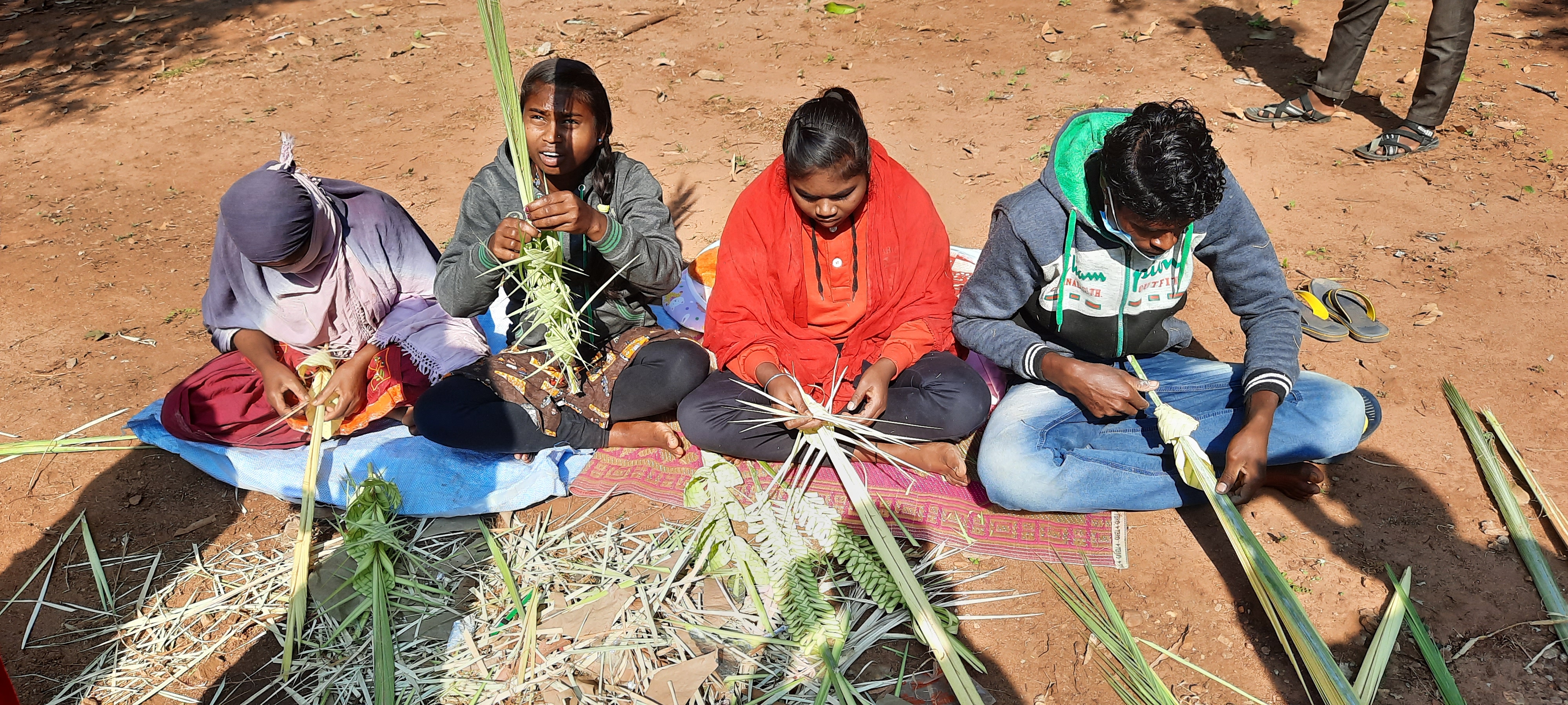 Women becoming self-sufficient by making a bouquet with the leaves of chind