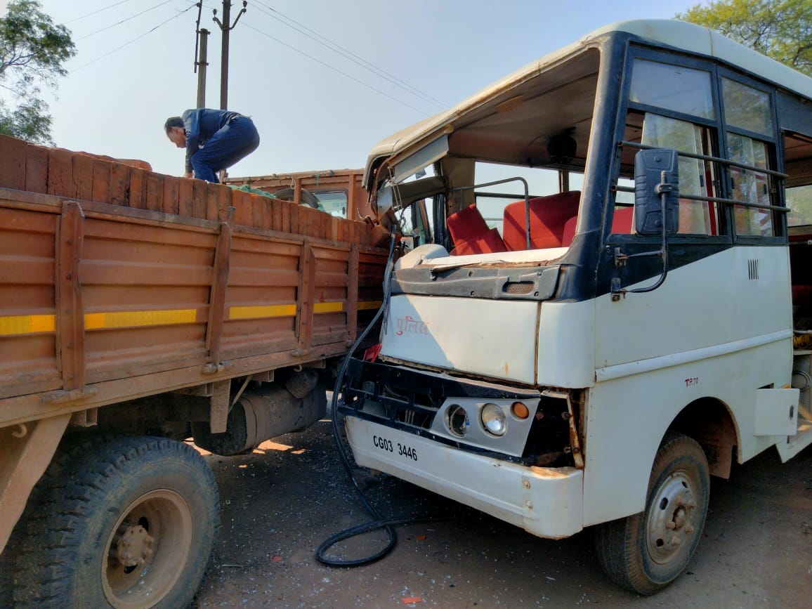 Many policemen injured in truck and police bus collision in durg