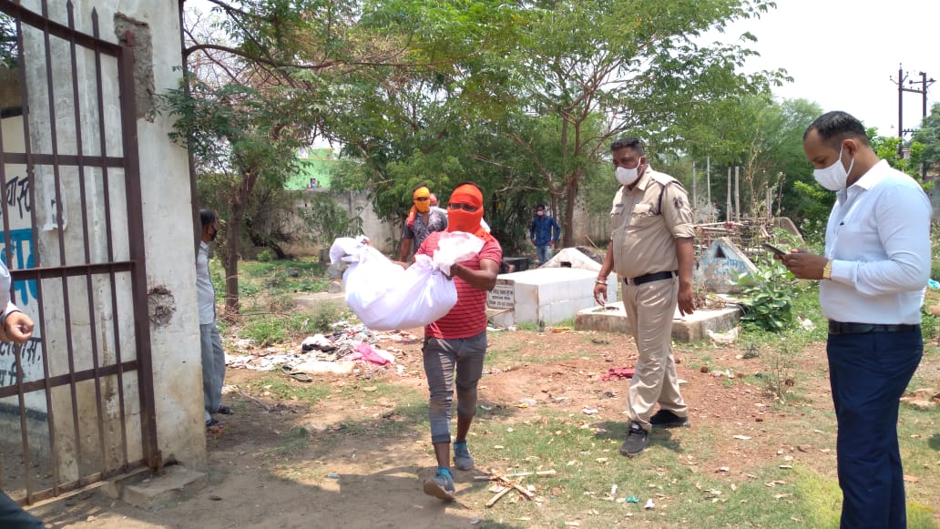 Police took out the dead body from the grave