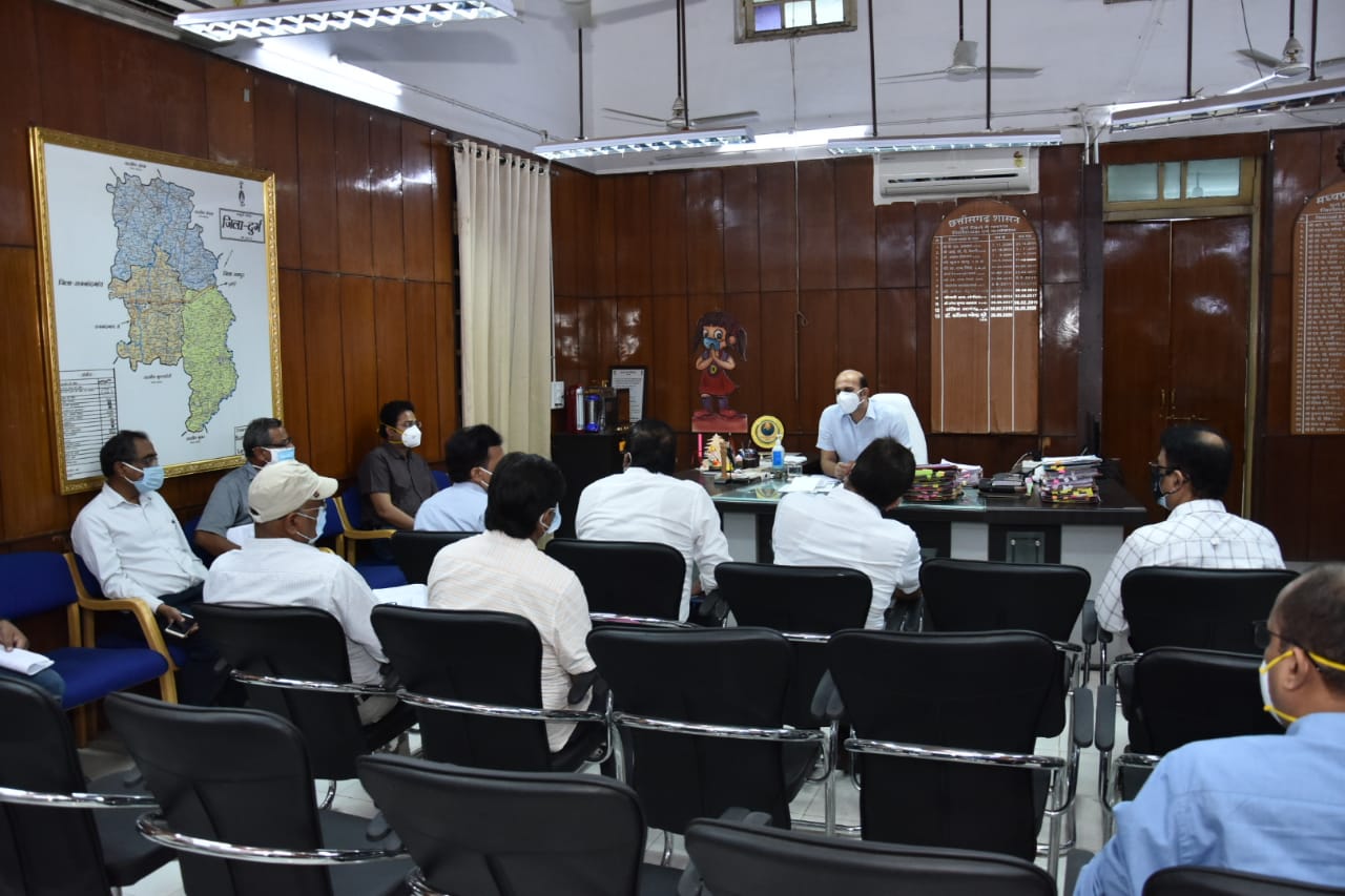 Collector Sarveshwar Narendra Bhure took meeting of BSP officers on problem of drinking beige water in Bhilai township in durg