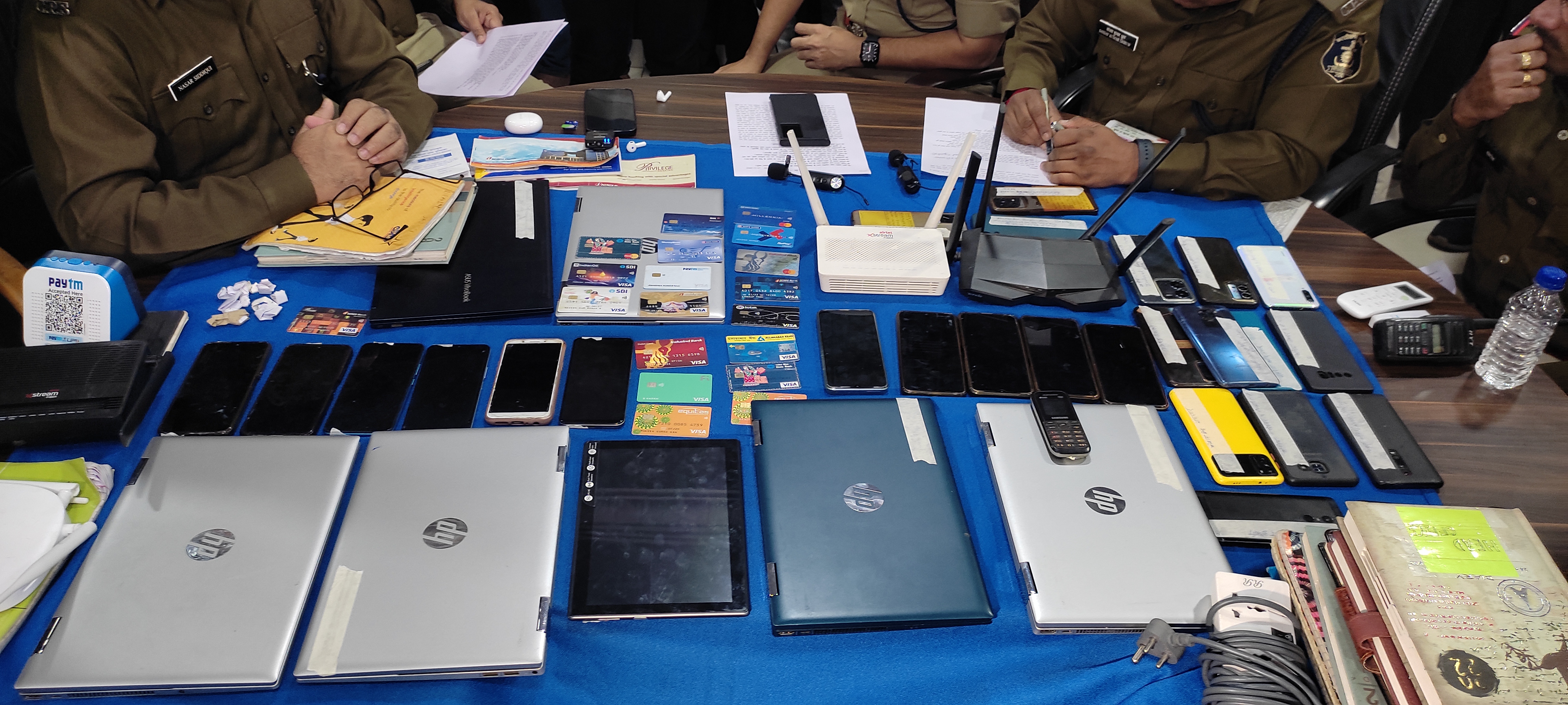 पुलिस ने जब्त किए मोबाइल और लैपटॉप