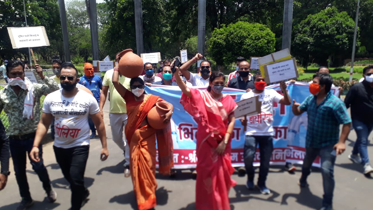 Councilors and warders protested against the supply of dirty water in the township of Bhilai