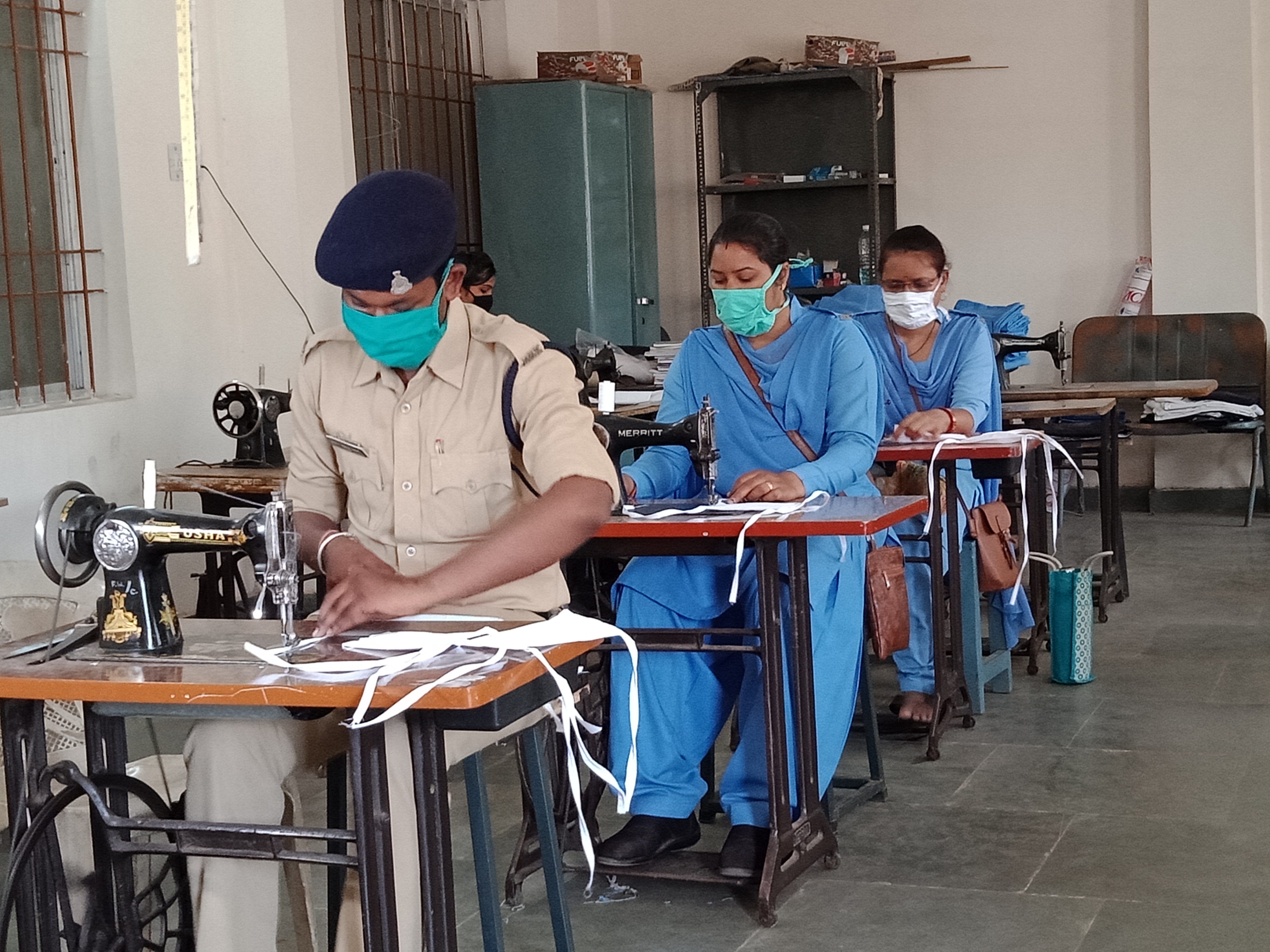 Police making mask and distributing to needy in durg