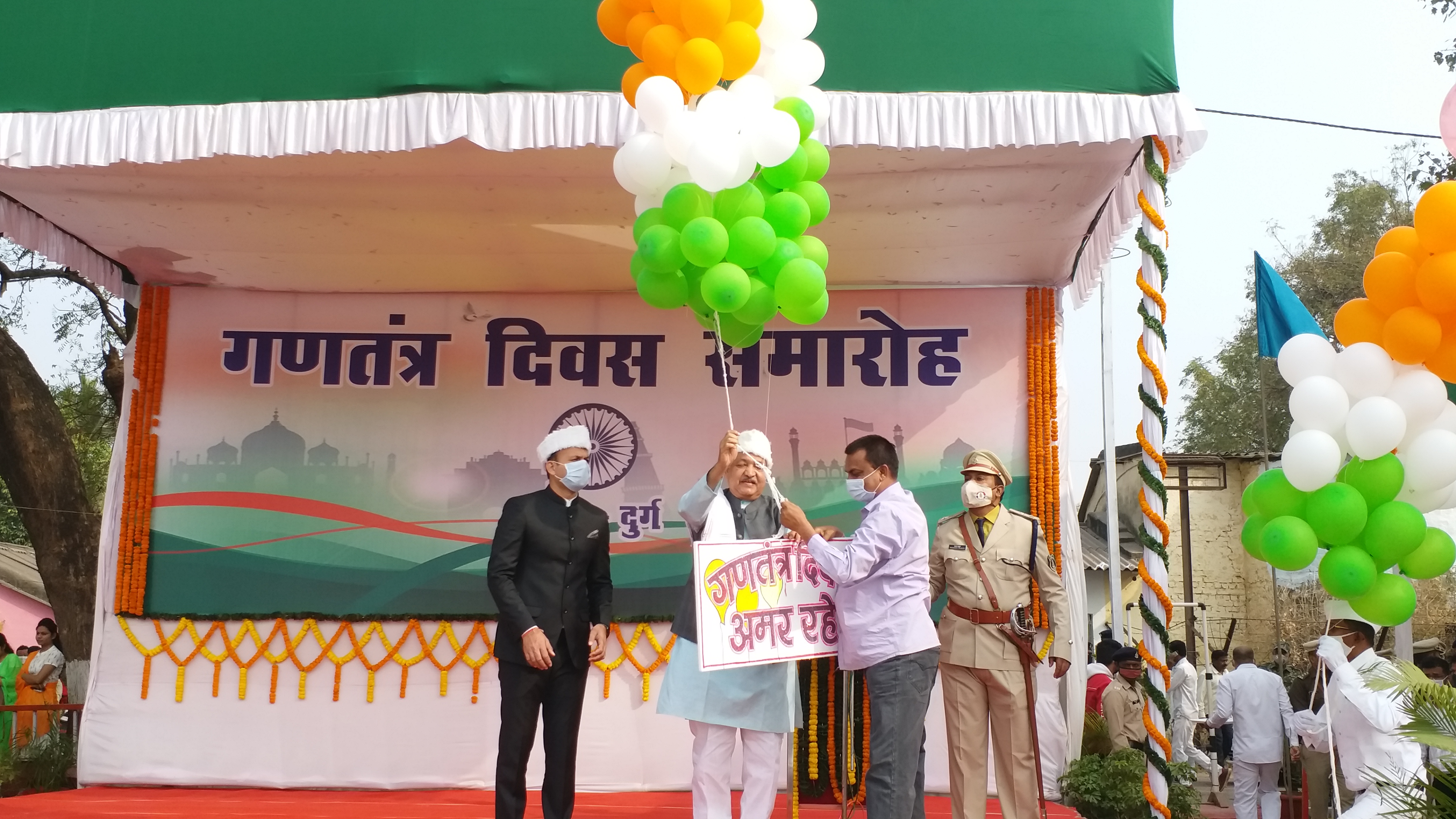 Agriculture Minister Ravindra Choubey hoisted the flag at Durg Police Parade Ground