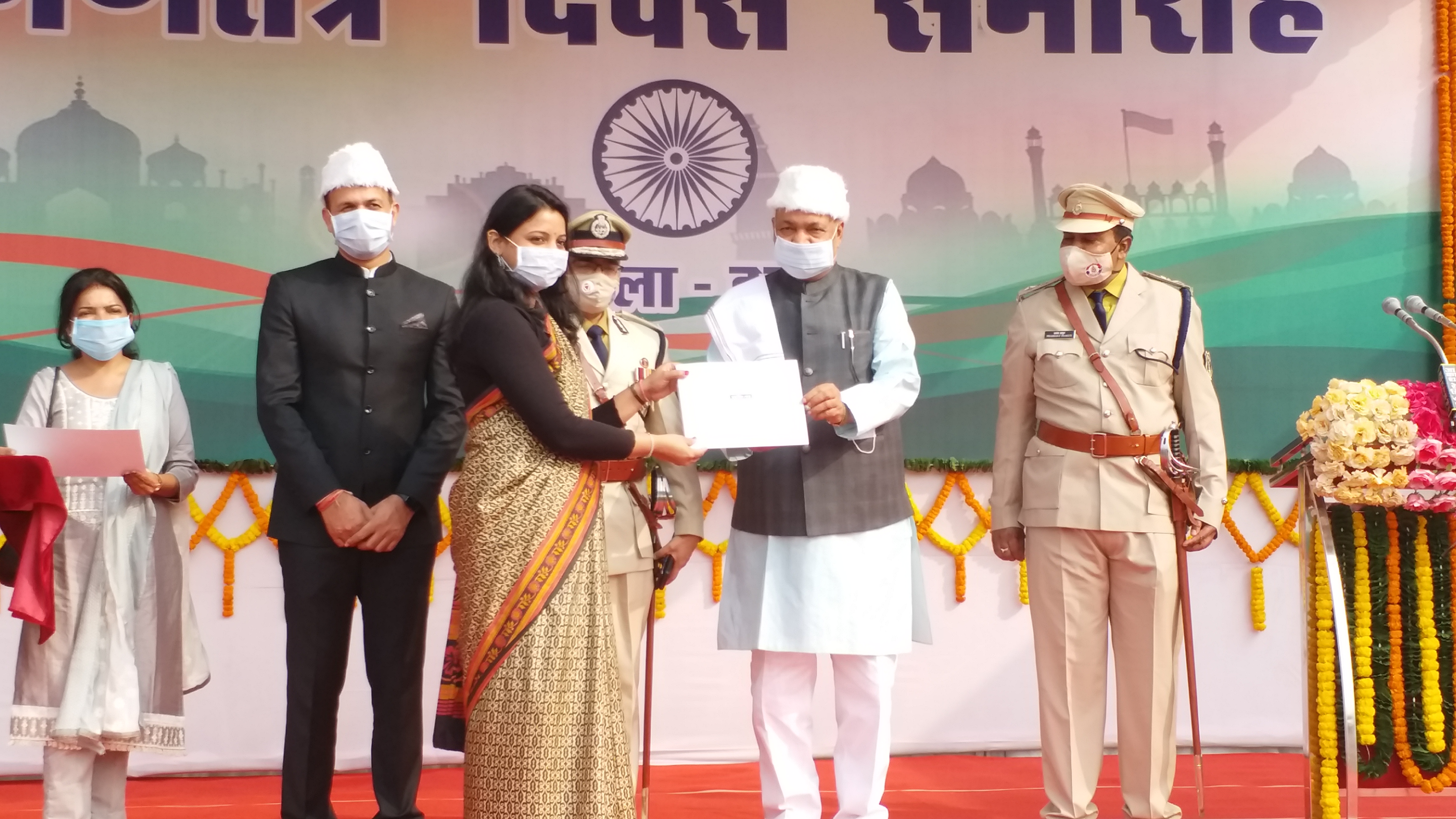 Agriculture Minister Ravindra Choubey hoisted the flag at Durg Police Parade Ground