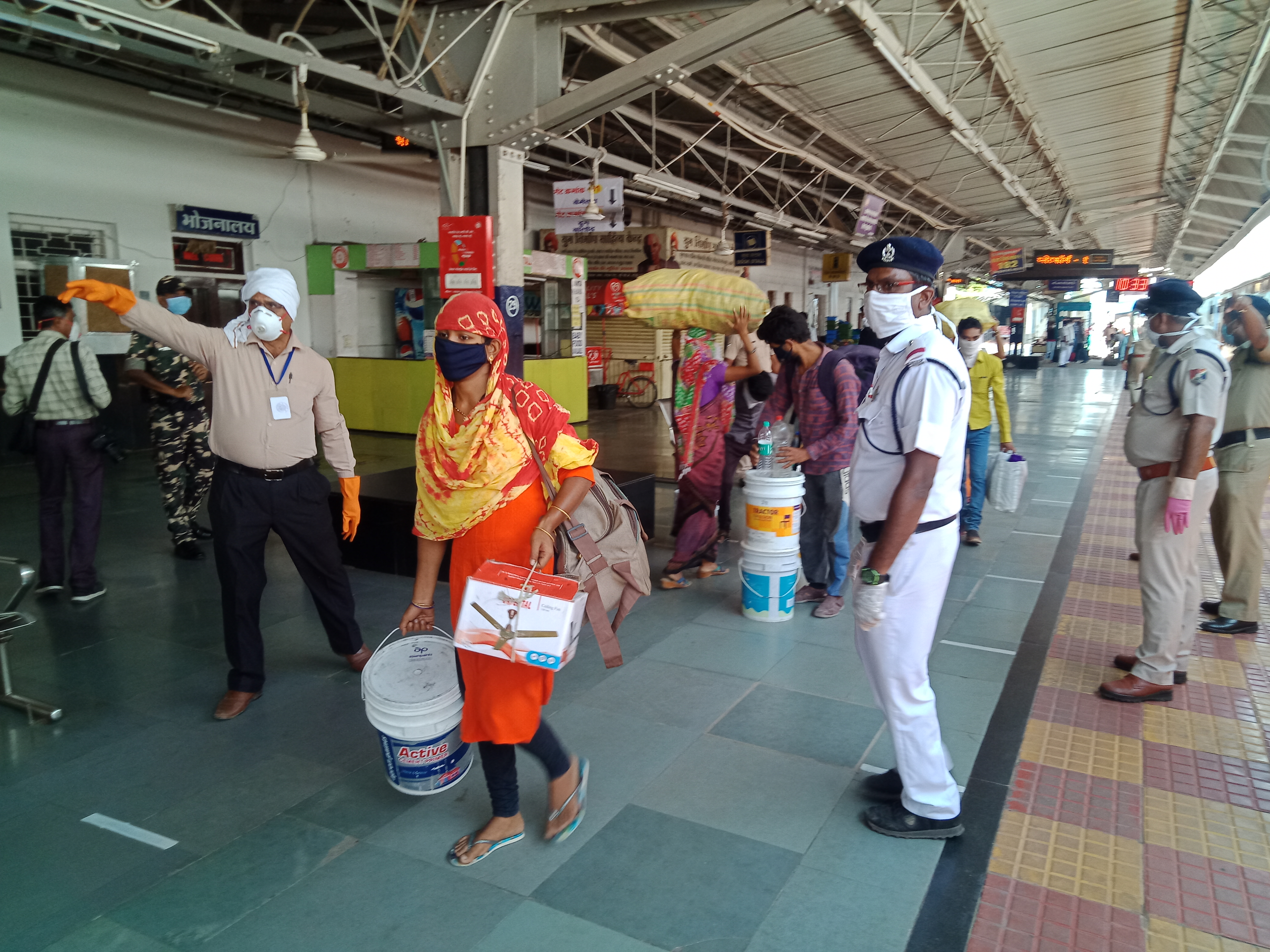 labour and students reached durg by special shramik train