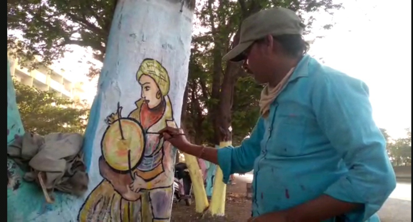 painting is being on trees of tradition and culture of Chhattisgarh in Kumhari of durg