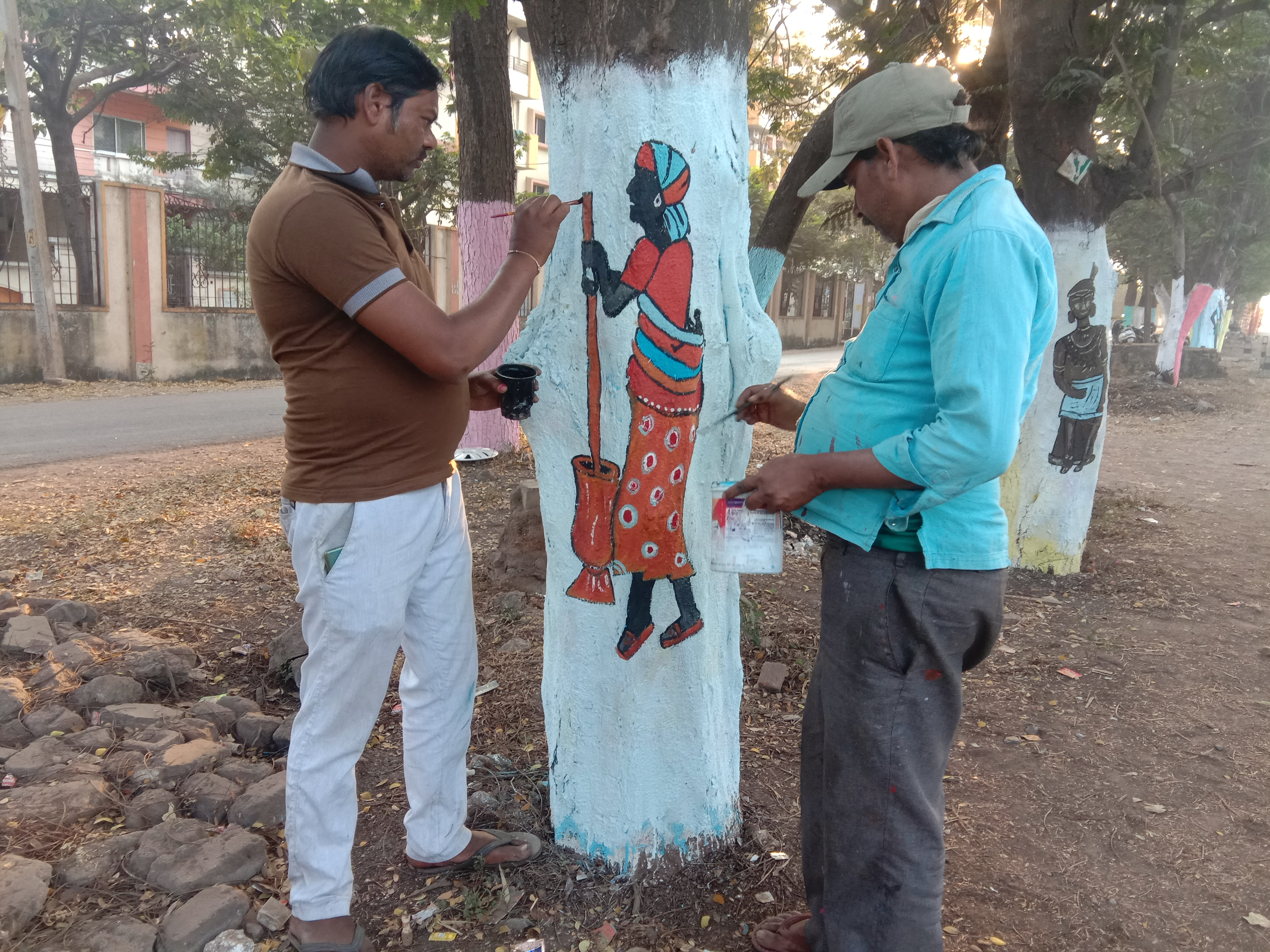 painting is being on trees of tradition and culture of Chhattisgarh in Kumhari of durg