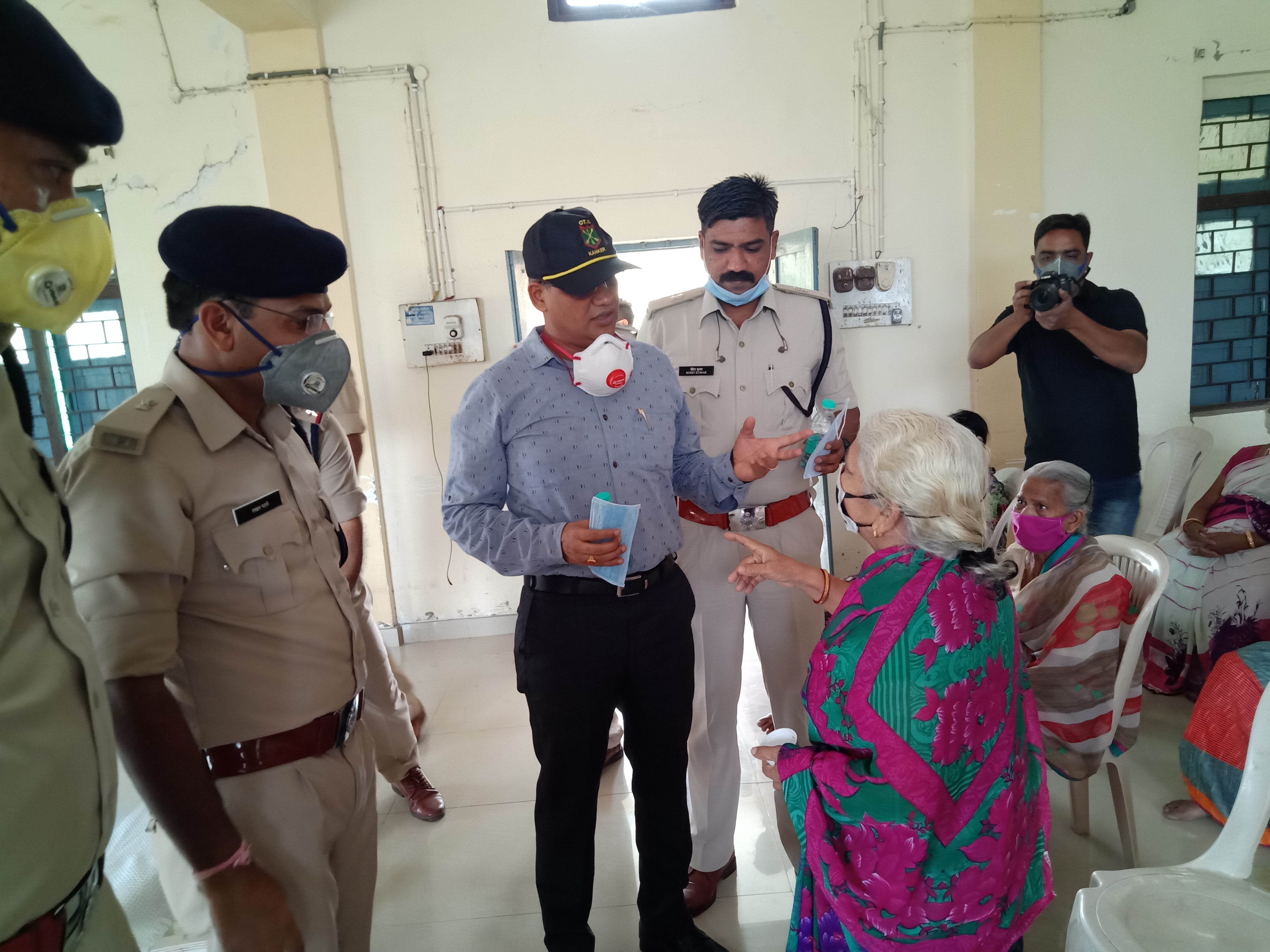 Police celebrates Mother's Day at old age home in durg