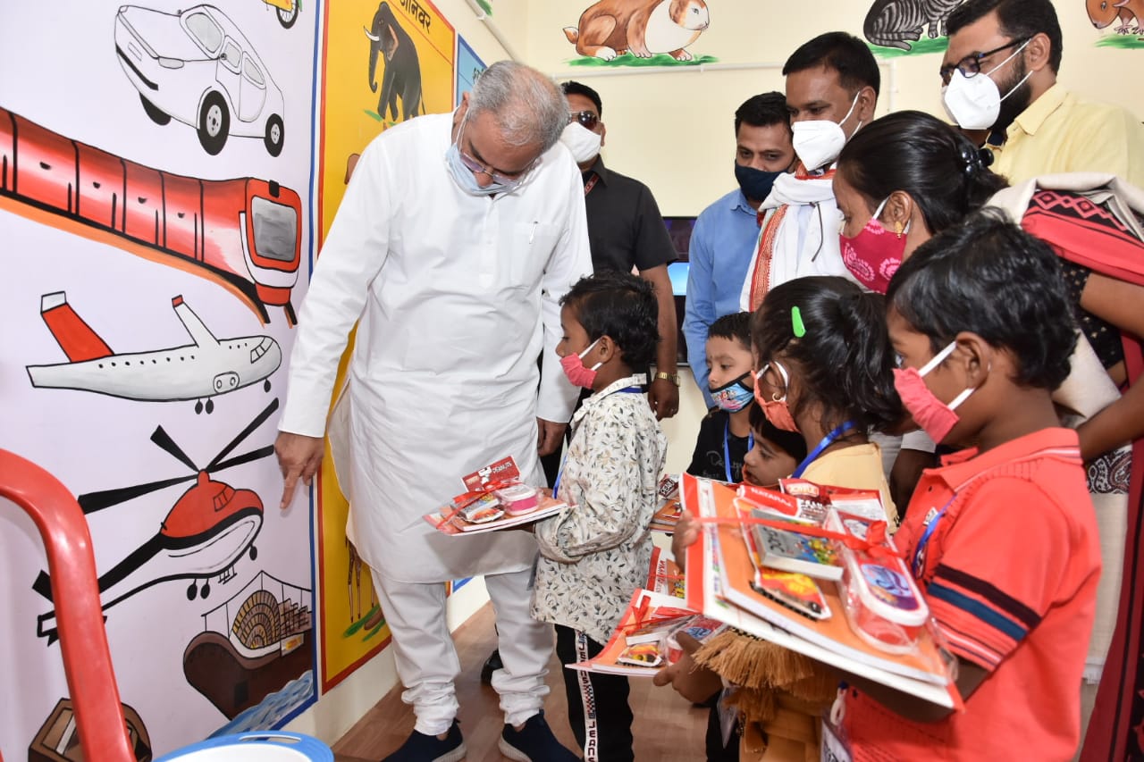 Chief Minister Bhupesh Baghel studies with children at Jamgaon Anganwadi Center in durg