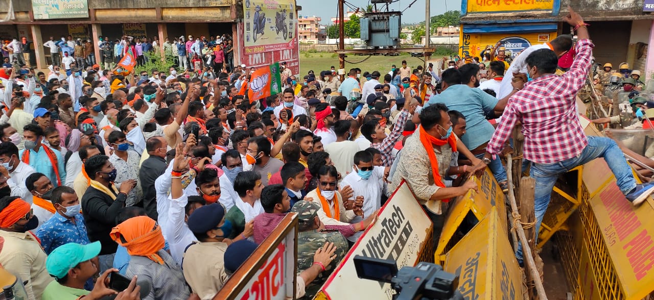 MP Vijay Baghel reached to the police station to arrest him in durg