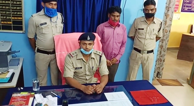 Smuggler arrested with 24 diamonds in Gariaband