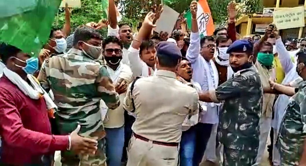 block-congress-committee-protested-against-modi-government-over-rising-prices-of-petrol-and-diesel in-gariaband