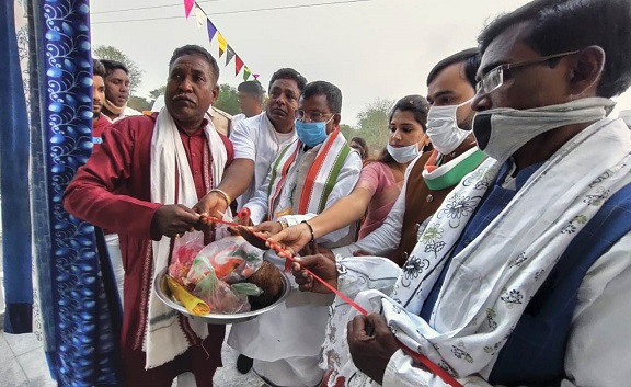 Minister Kawasi Lakhma unveils the statue of Shaheed Bhoj Singh In gariaband