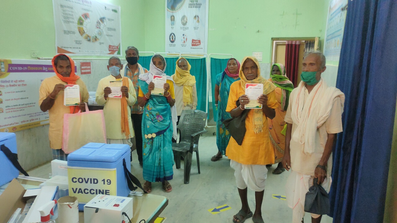 Corona vaccine being given to elderly in gariaband