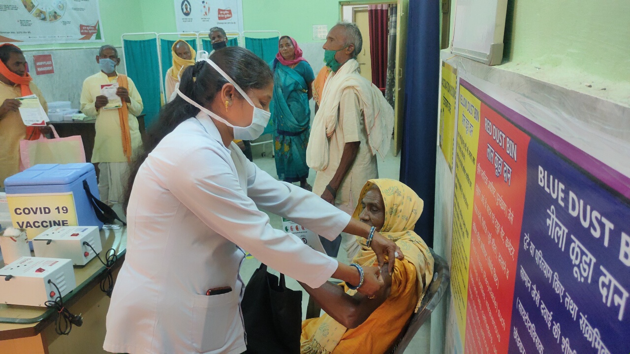 Corona vaccine being given to elderly in gariaband