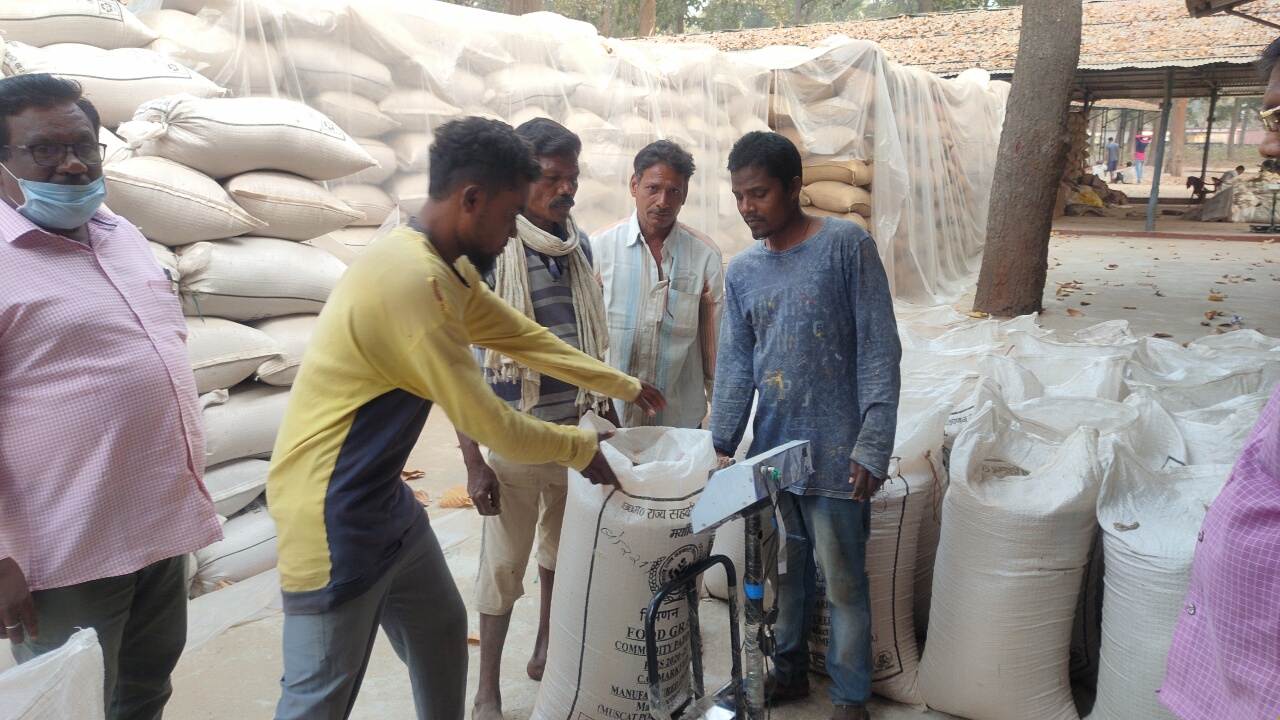 Talks with farmers regarding paddy purchase in Gariaband