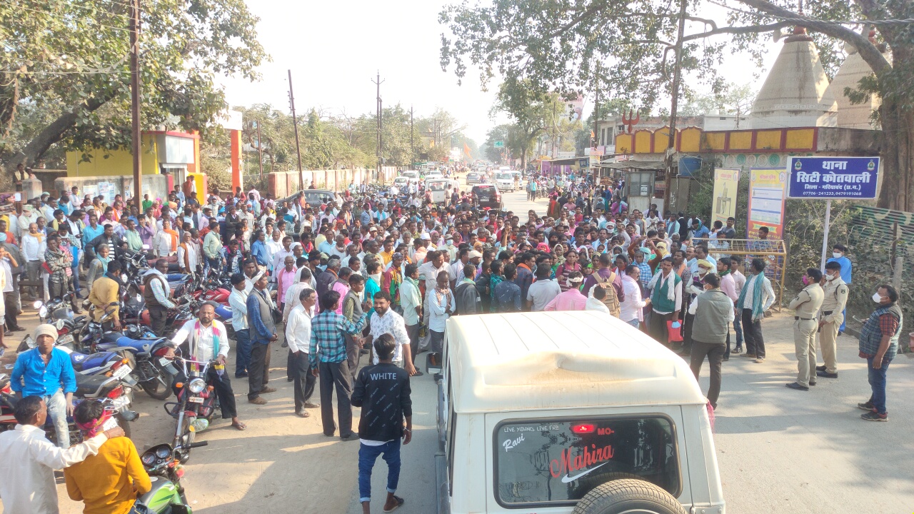 Farmers protest against Cooperative Bank on National Highway in gariyaband