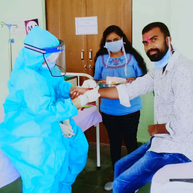 Nurses of gariaband covid Hospital tied Rakhi to Corona patients