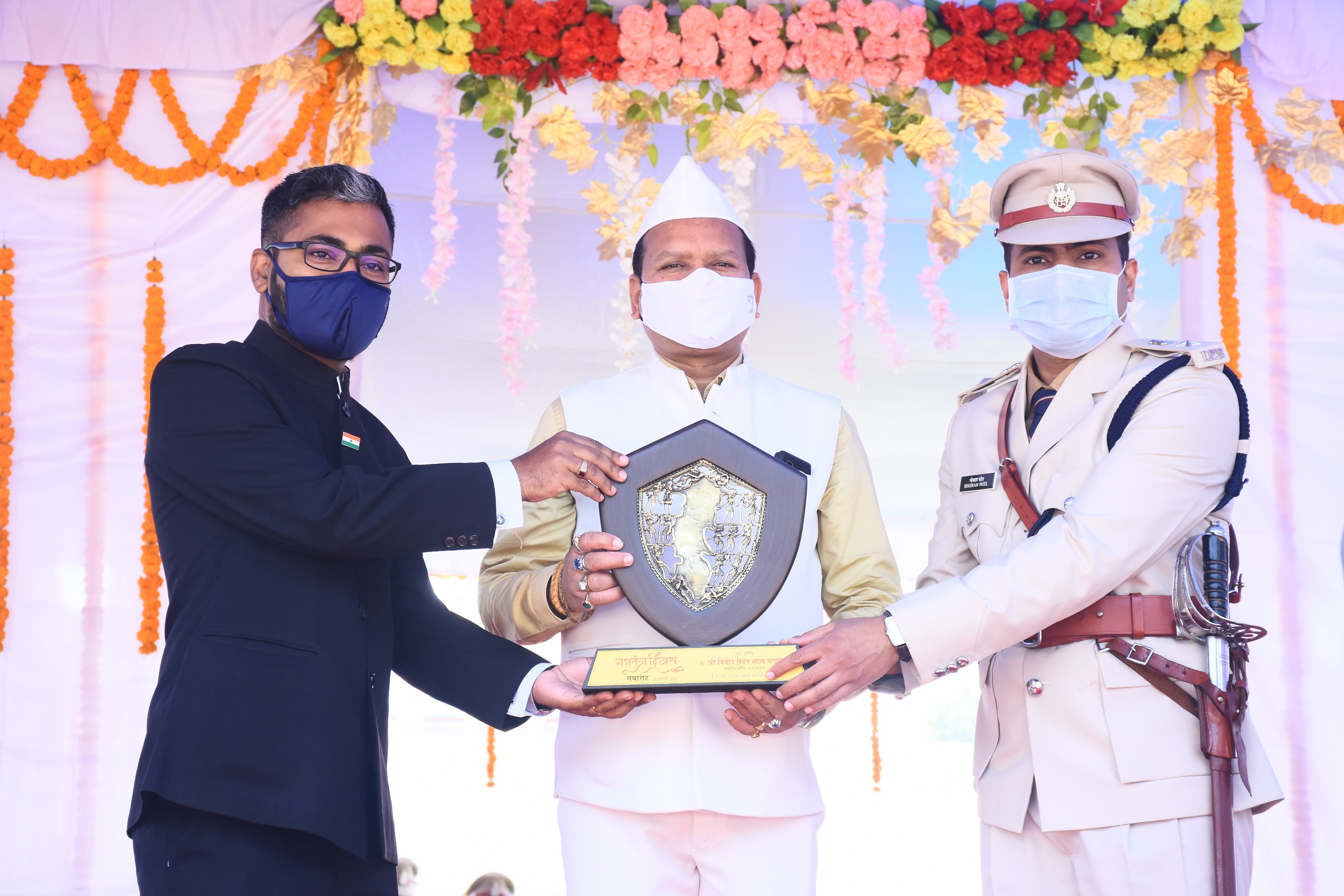 Parliamentary Secretary Vinod Sevanlal Chandrakar hoisted the flag in Gariyaband