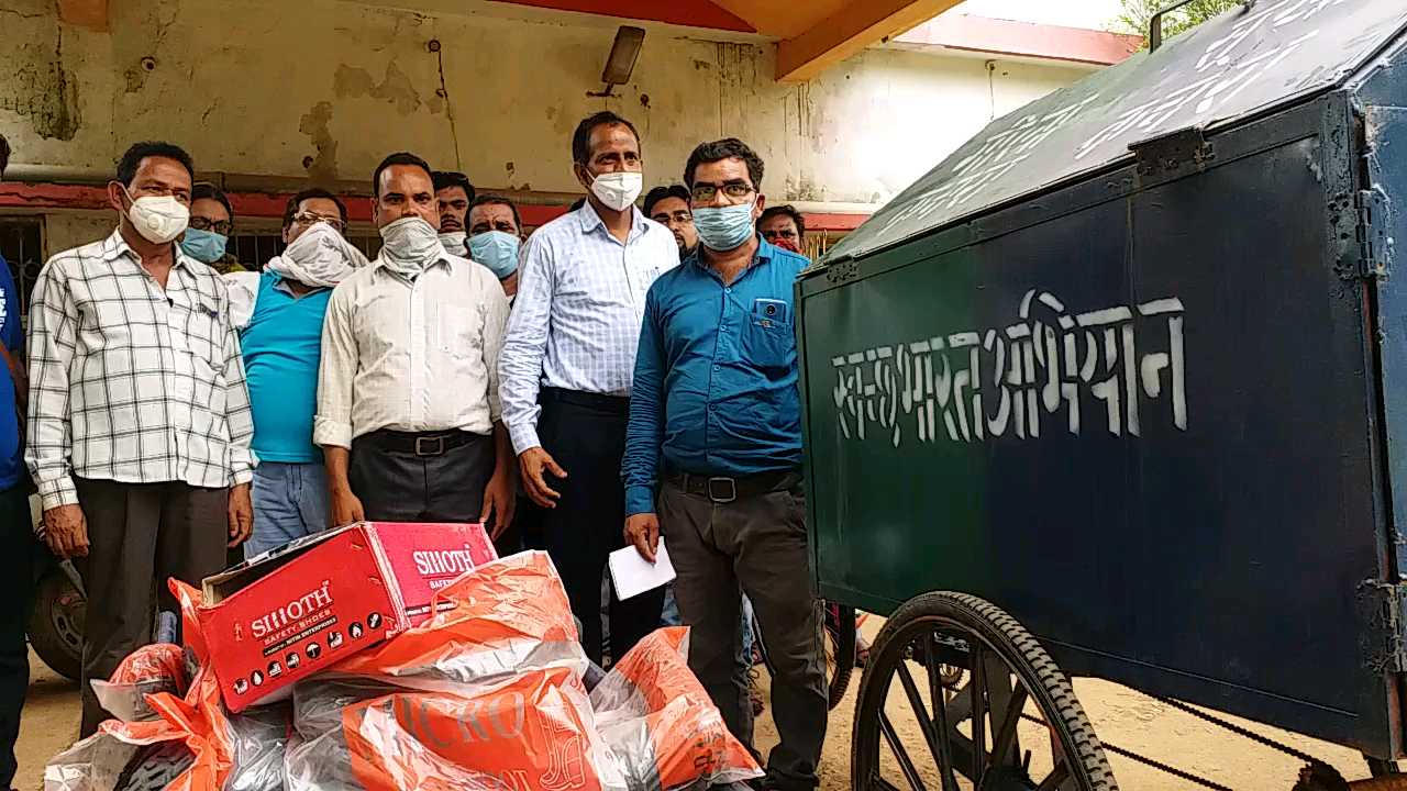 cleaning-equipment-distributed-to-women-in-village-of-janjgir-champa