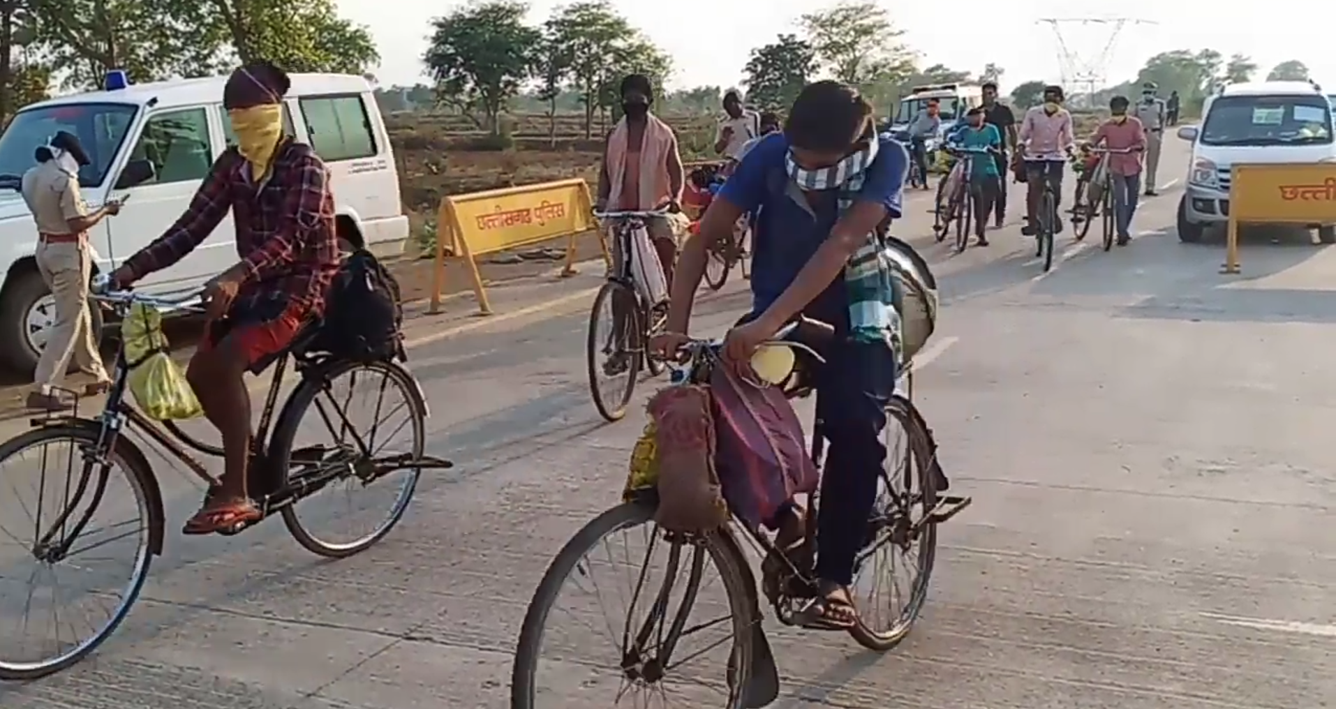 Deployment of police for migrant laborer help at Janjgir-Bilaspur National Highway 49 checkpoint