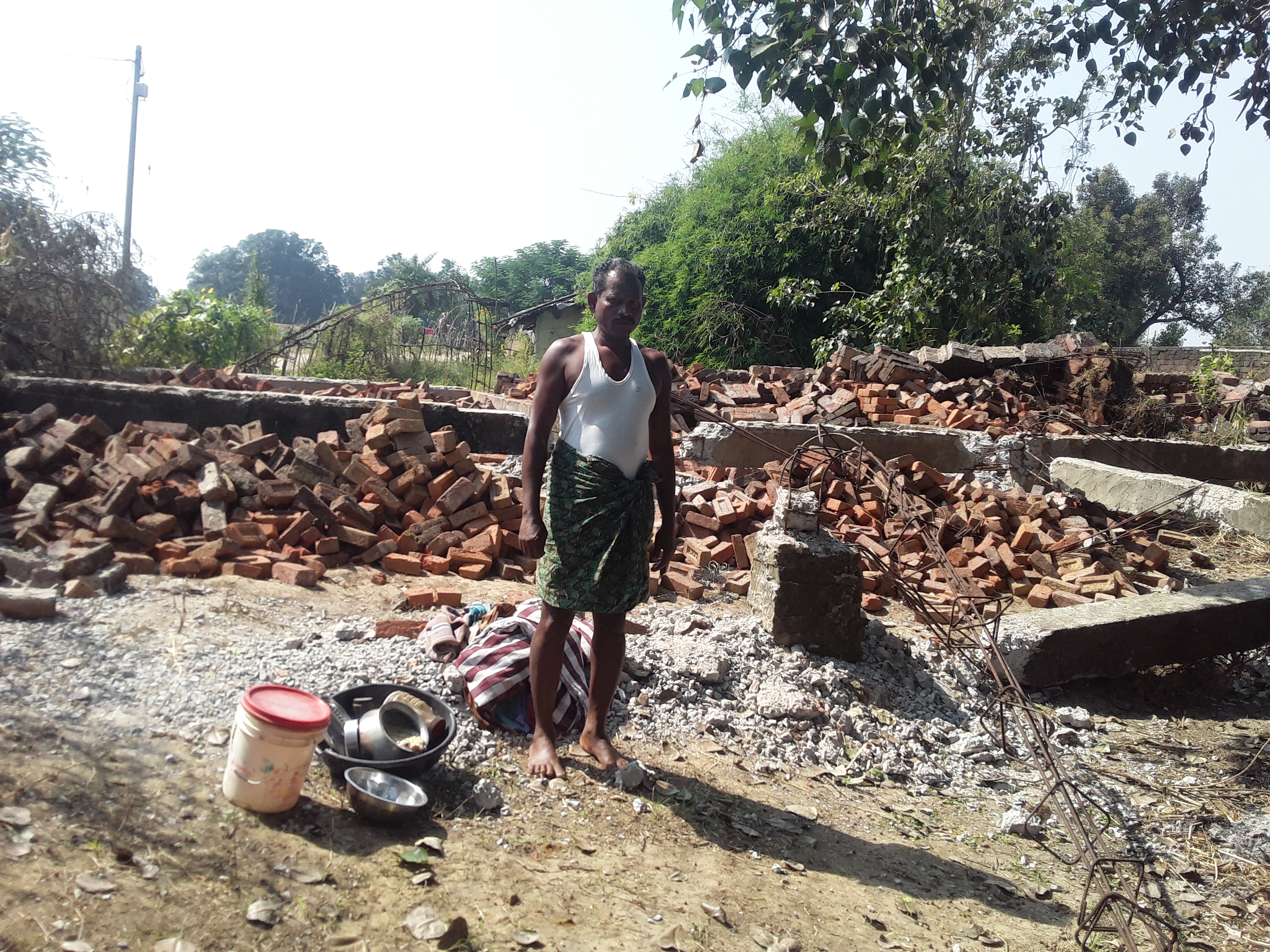 Dabang broke villagers house in Dabhra area of ​​Janjgir