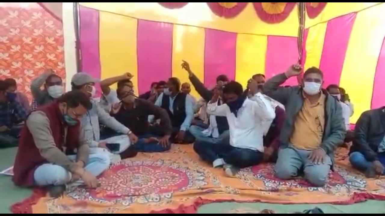 Dabhra Gram Panchayat Secretary Union on strike demanding regularization in janjgir champa