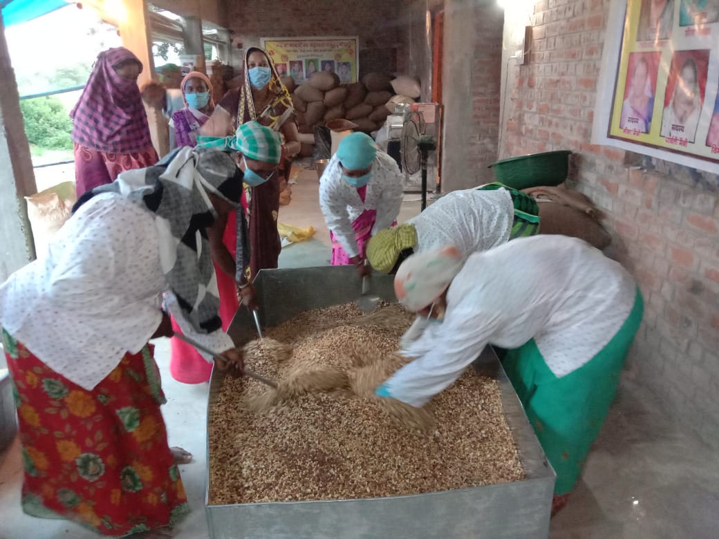 self-help-group-women-preparing-ready-to-eat-food-packets-in-janjgir-champa