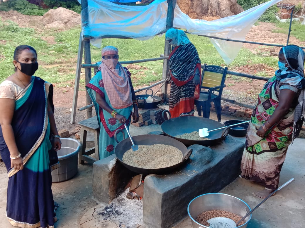 self-help-group-women-preparing-ready-to-eat-food-packets-in-janjgir-champa