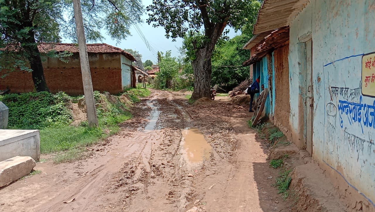 villagers waiting for road in dalalpali village