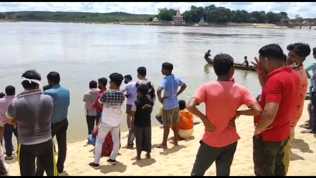 A man flowed in mahanadi in janjgir