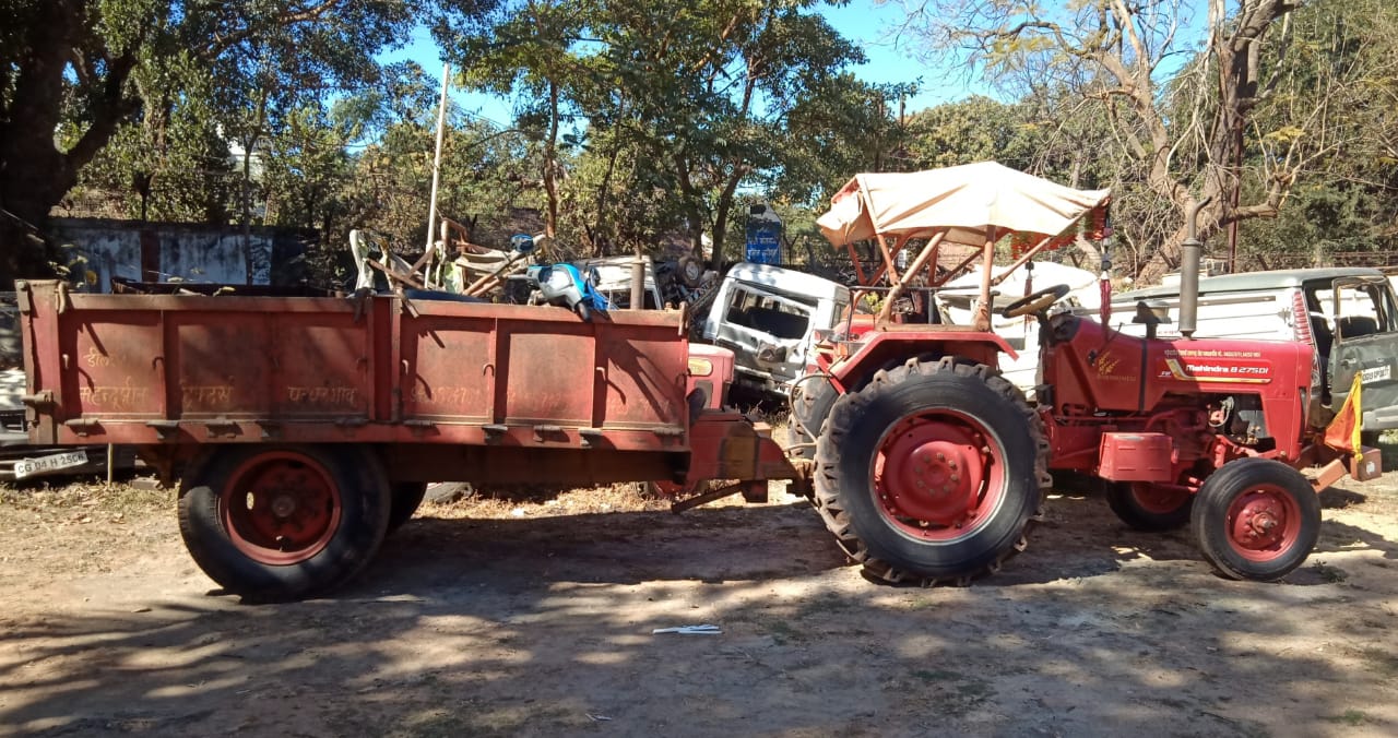 labour dies after falling from a tractor trolley