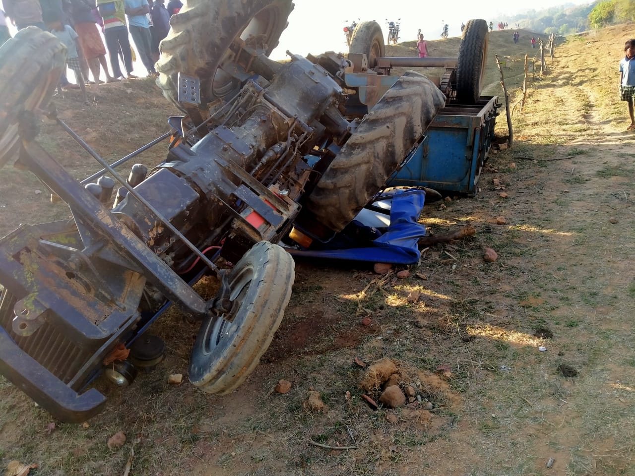 clerk dies after tractor overturns in Jashpur