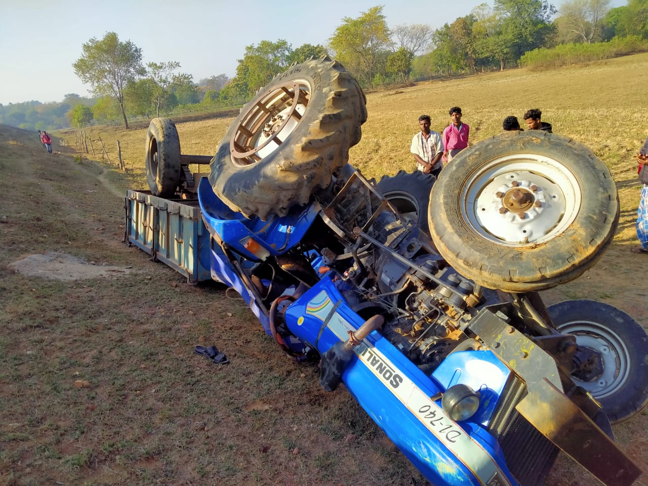 clerk dies after tractor overturns in Jashpur