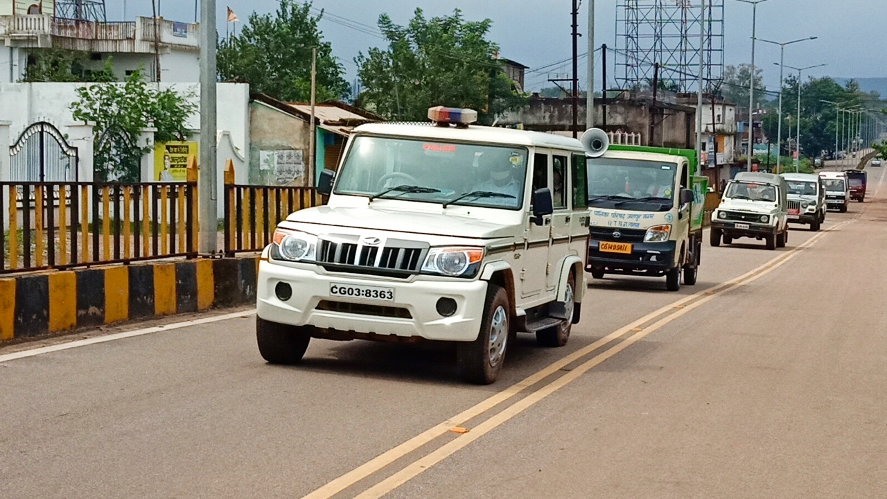 Police conduct flag march to maintain peace amid Corona infection in jashpur