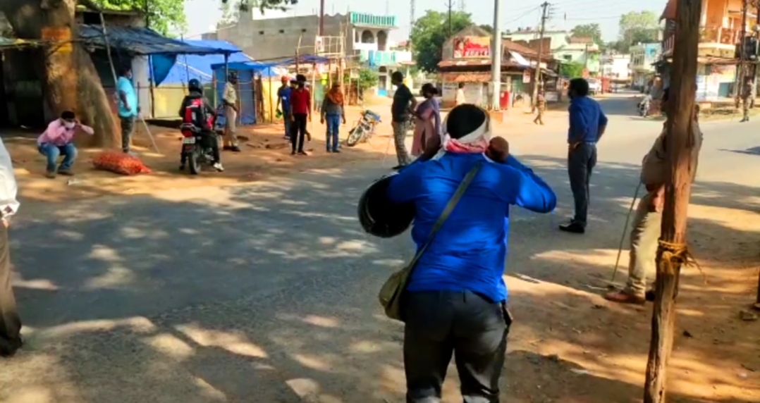 jashpur Police took action against those who roamed in lockdown