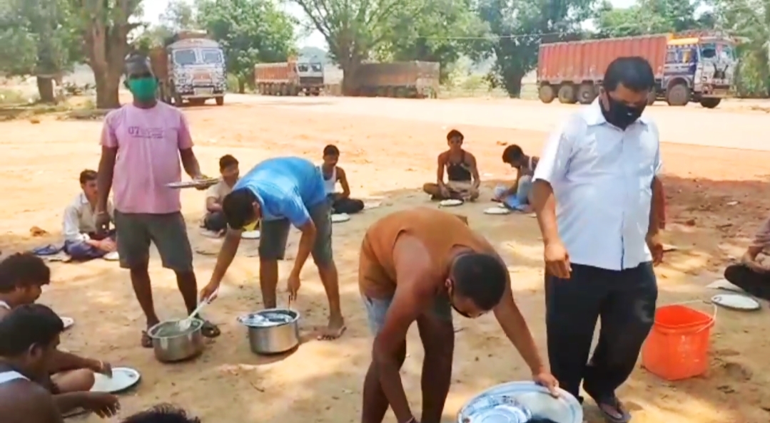 police and people helping out labour in jashpur