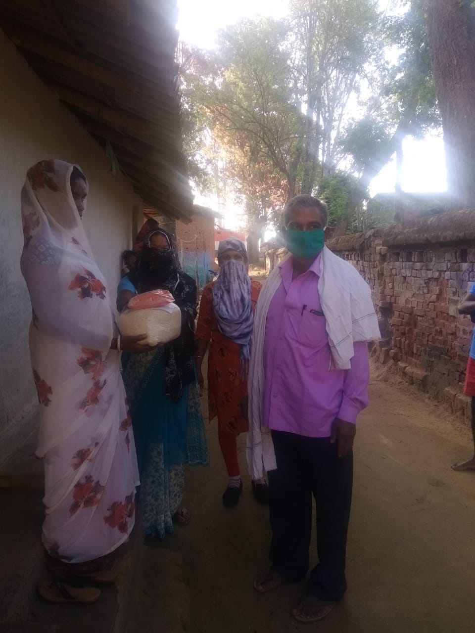 teachers delivering ration to school children from door to door in Jashpur