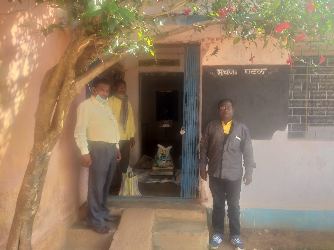 teachers delivering ration to school children from door to door in Jashpur