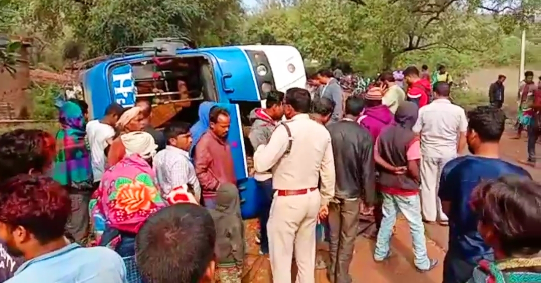 Bus full of passengers overturned uncontrolled more than 12 passengers injured