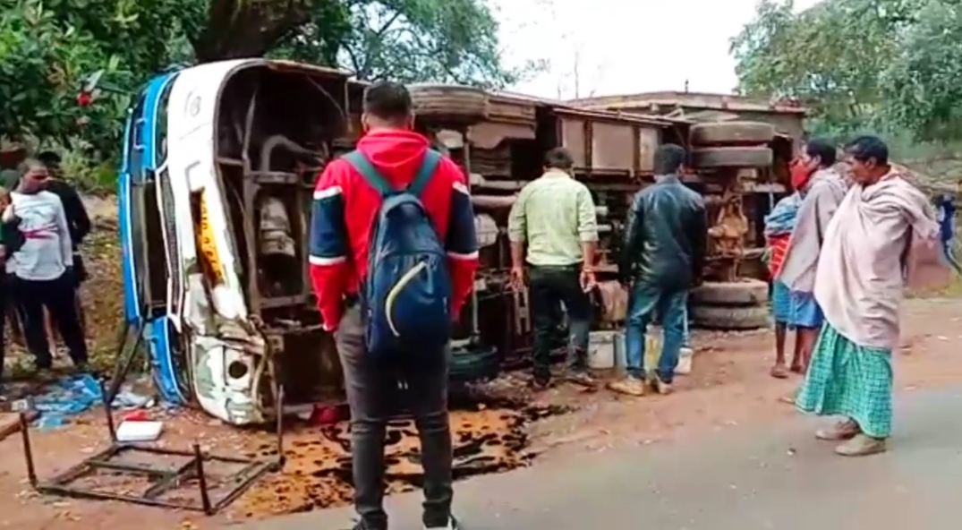 Bus full of passengers overturned uncontrolled more than 12 passengers injured