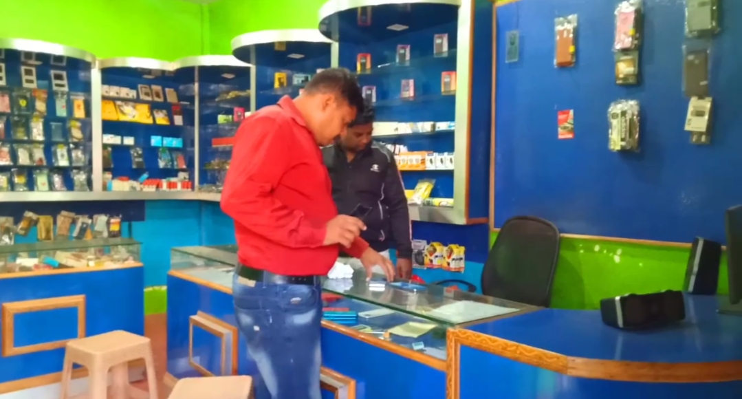 1 lakh rupees stolen from mobile shop in jashpur