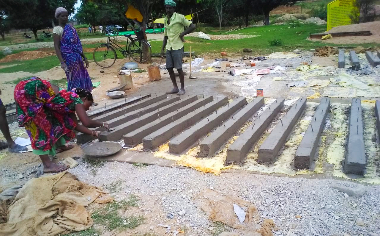 women of self-help groups are earning by making cement poles in jashpur