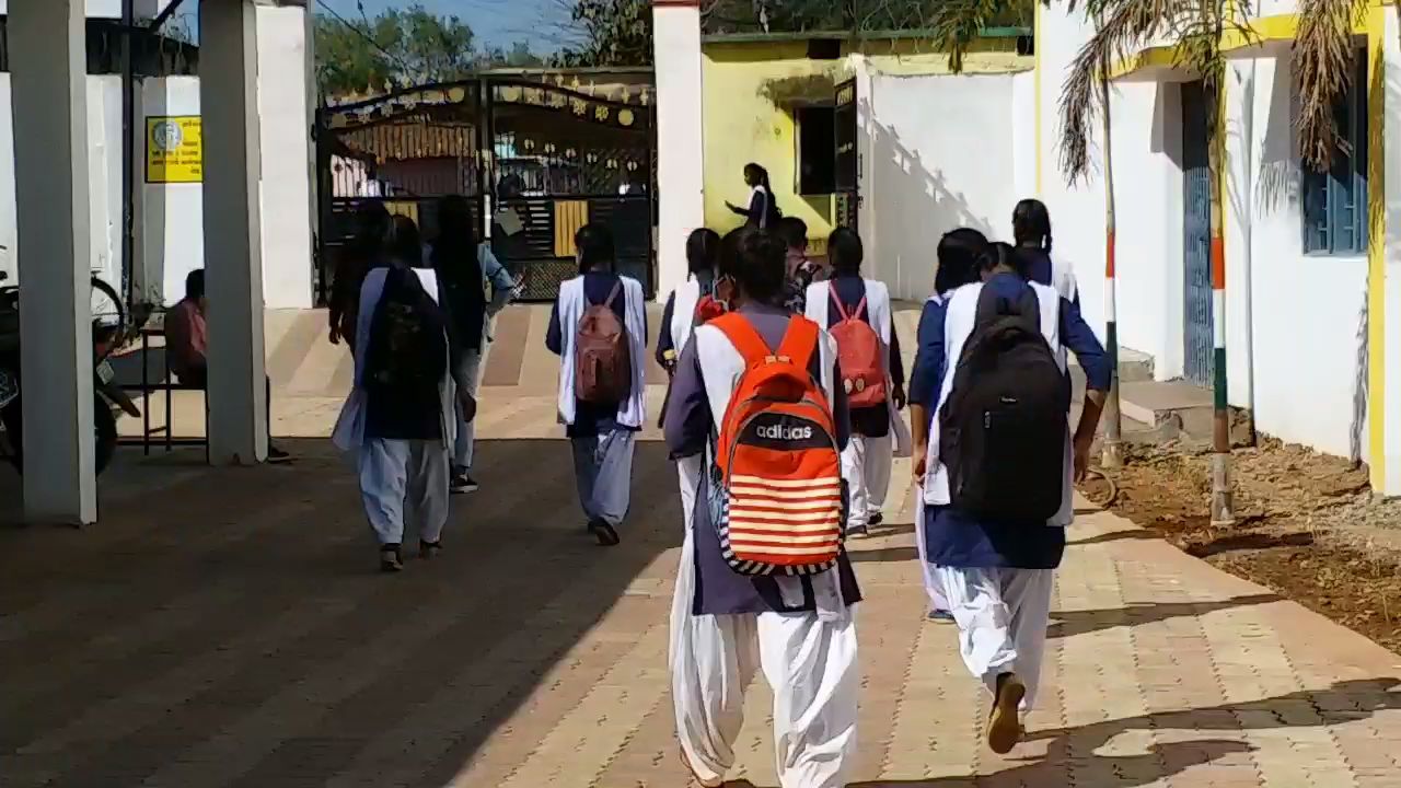 Parents are upset with opening of school in Corona era in Jashpur