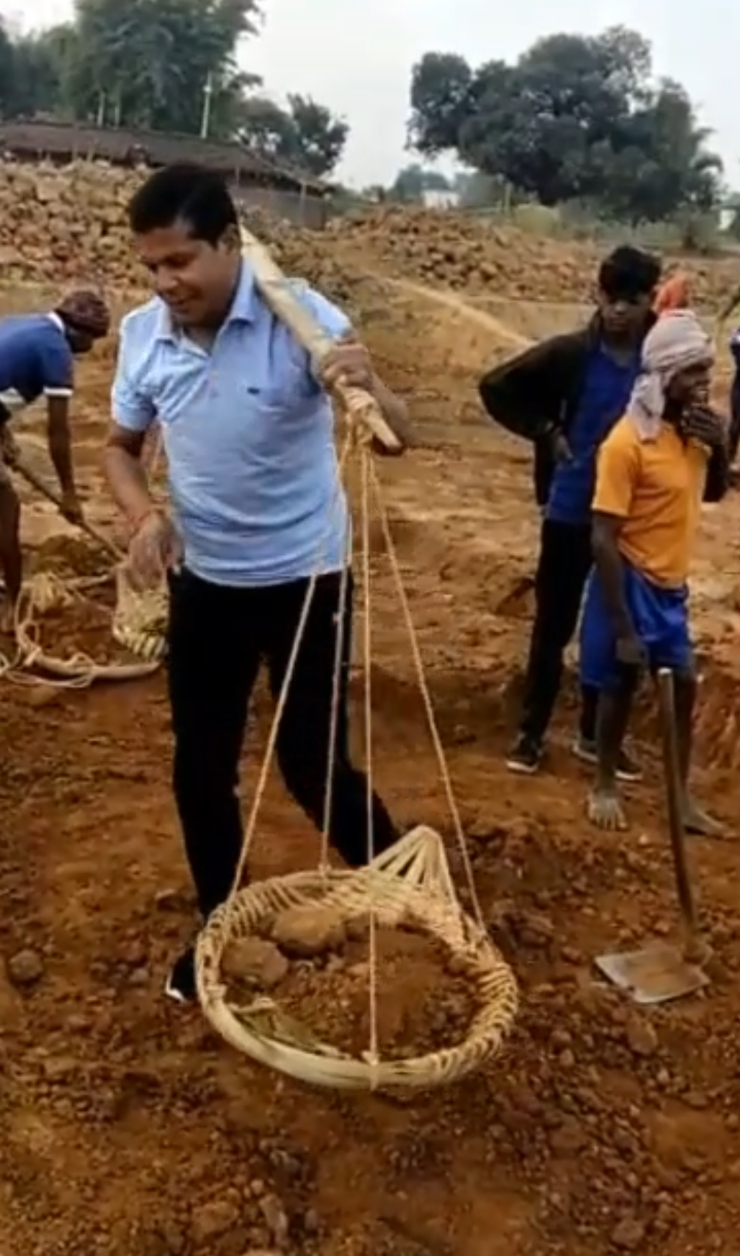 PCC Chief Mohan Markam performed Shramdaan in Gothan of jashpur