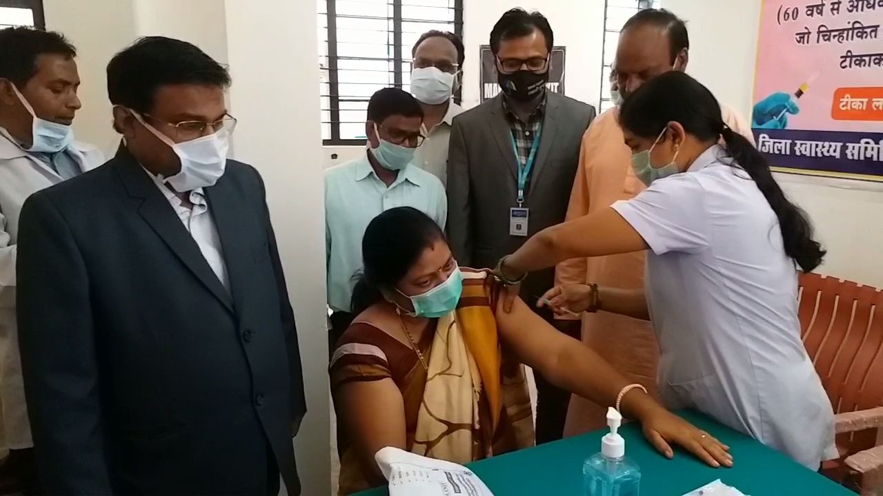 elderly also vaccinated Corona vaccine in dhamtari